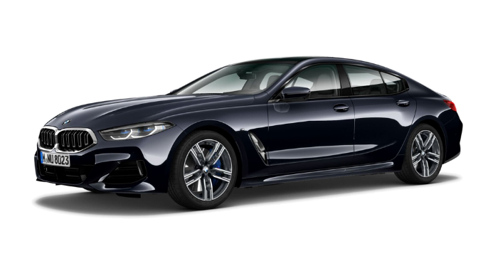 Elegantes BMW 8er Coupé in dunklem Metallicblau, das auf einer neutralen Fläche präsentiert wird. Das Fahrzeug besticht durch sein sportliches Design, dynamische Linien und markante Frontpartie, ideal für die Seite über Service 5+/ 8+.